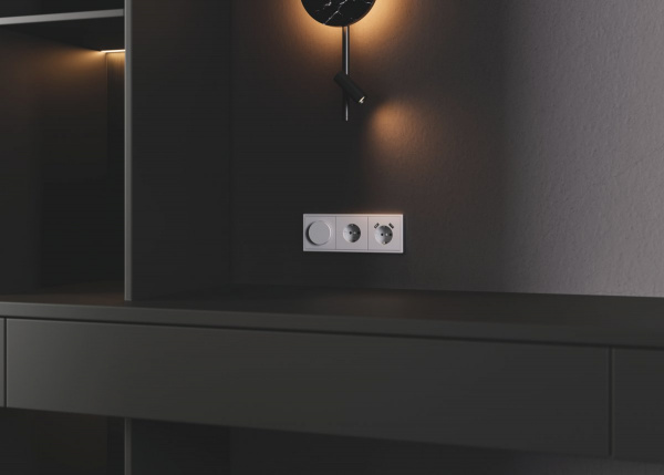 фото Накладка для розетки с заземлением и защитными шторками, с USB A+A, S70 (серый)