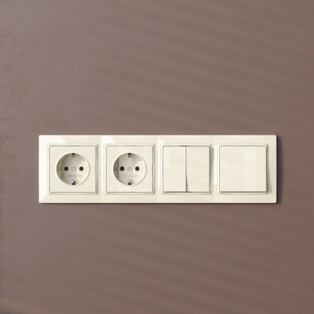 фото Рамка из поликарбоната на 4 поста Snabb Basic слоновая кость W0042003