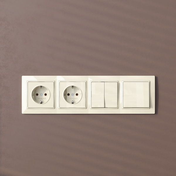фото Рамка из поликарбоната на 4 поста Snabb Basic слоновая кость W0042003